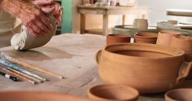 mittavsnitt av kvinnlig keramiker som formar en lera video