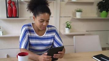 junge Geschäftsfrau, die Dokumente auf dem Touchscreen-Tablet liest