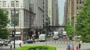 Verkehr auf den Straßen der Innenstadt von Chicago video