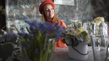 bloemistmeisje dat een bloemsamenstelling maakt video