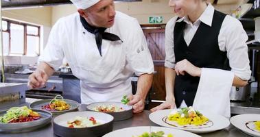 chef-kok die salade voorbereidt video
