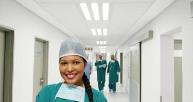 Portrait d'infirmière debout avec les bras croisés video