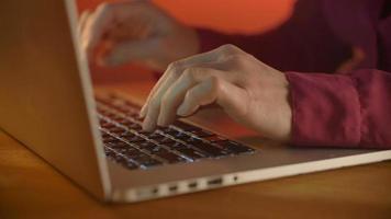 manos femeninas escribiendo en un teclado video