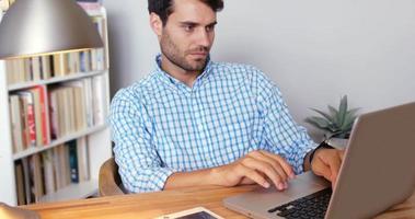 hombre concentrado usando laptop video