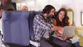 laptop in een vliegtuig video
