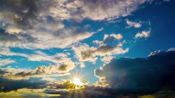 lever du soleil avec des nuages sombres, time-lapse 4k
