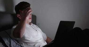 adolescente vítima de cyber bullying usando laptop baleado em r3d video