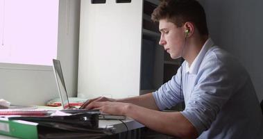 adolescente vittima di cyberbullismo utilizzando laptop girato su r3d