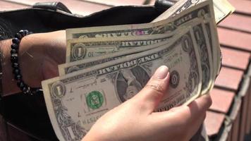 mulher segurando notas de dólar video