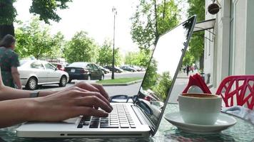 vrouw typen op laptop op café video