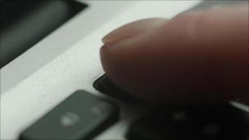 apertando o botão de som no teclado do laptop video