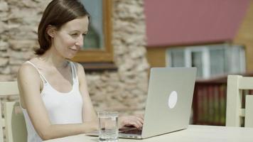 mulher conversando em um laptop