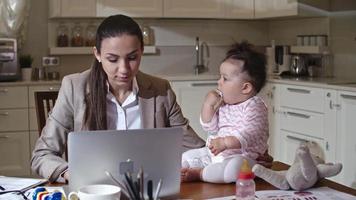 affärskvinna som interagerar med baby dotter video