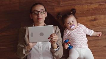 madre de negocios trabajando con su bebé cerca video