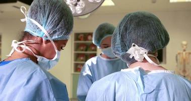 equipe cirúrgica trabalhando junta na sala de cirurgia