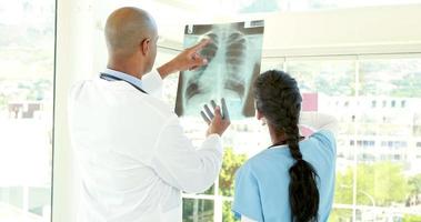 médicos analizando juntos radiografía