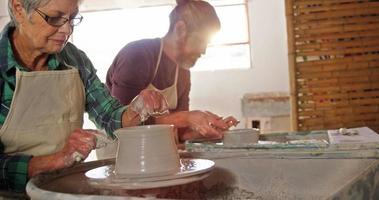 manlig och kvinnlig keramiker som arbetar tillsammans video