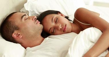 lyckliga par som sover tillsammans på sängen