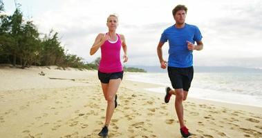 coppia fare jogging insieme sulla spiaggia video