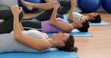 Colocar mujeres haciendo yoga juntos en el estudio