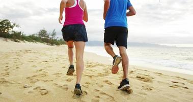 coppia fare jogging insieme sulla spiaggia video