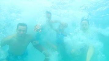 familia hispana salta juntos a una piscina video