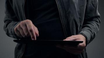 Mãos de criminosos cibernéticos com computador tablet digital
