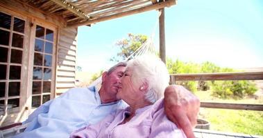 liebevolles älteres Paar, das zusammen auf einer Hängematte liegt