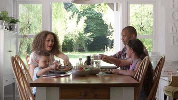 familj hemma äter måltid i matsalen tillsammans video