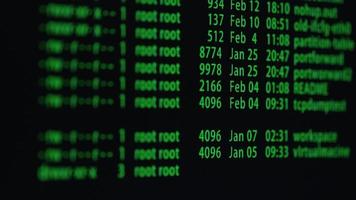 imágenes de la pantalla de la computadora con texto verde en movimiento con código en el software del terminal. video