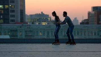 casal patins à noite. video