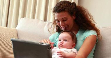 Mutter benutzt Tablet-PC für Video-Chat mit Baby-Sohn