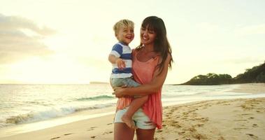 madre e figlio sulla spiaggia video
