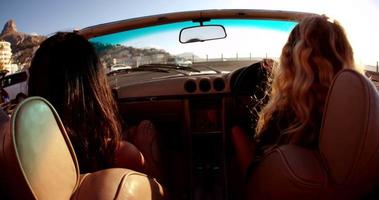 hipster vrienden aankomen op het strand met vintage cabriolet video