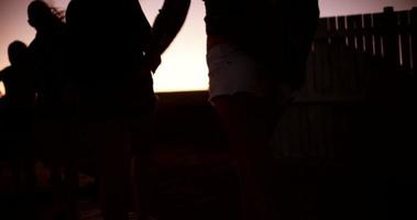 silhouette d'amis adolescents en cours d'exécution au crépuscule video
