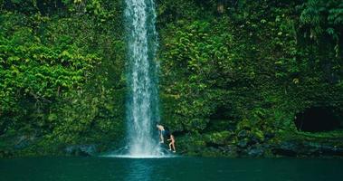 Paar entspannt unter Wasserfall