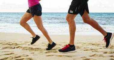 pareja, jogging, juntos, en la playa