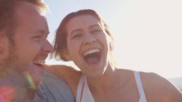 Sonriente joven pareja romántica rodada en r3d video