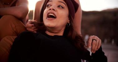 meninas adolescentes com estilo grunge rindo na calçada juntas video