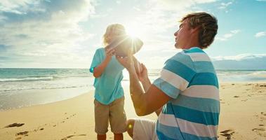 padre e hijo divirtiéndose en la playa video