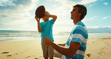 padre e hijo divirtiéndose en la playa video