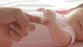 baby flicka som lägger på rosa filt skott i ultrarapid