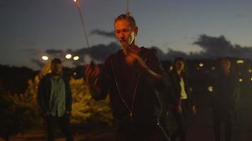 artiste masculin effectuant un spectacle de feu à l'extérieur au moment du soir. video