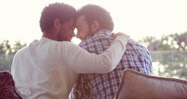 homosexuelles Paar im Freien umarmen