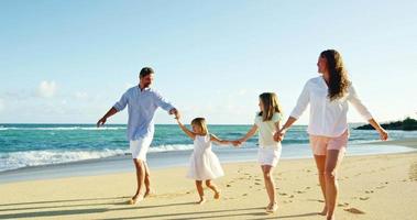 familia feliz en la playa