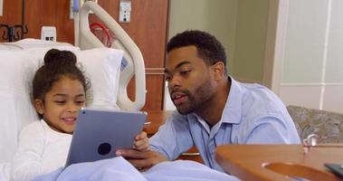 vader en kind gebruiken digitale tablet in ziekenhuis geschoten op r3d