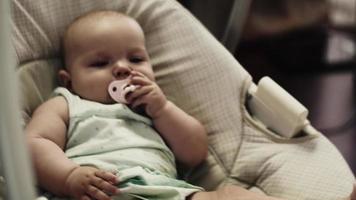 adorable bebé se balancea en el columpio. maniquí de bebé. niño. hogar. Departamento. niña