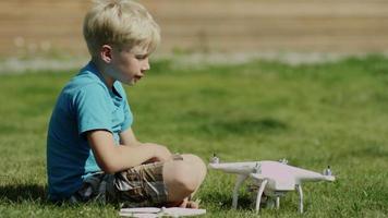 kind montage moderne drone op het groene gras gazon. propellers opzetten video