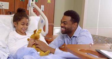 pai e filho brincam com um brinquedo macio em um hospital filmado em r3d