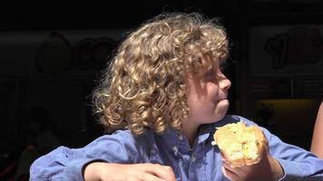 Junge isst Hot Dog Mittagessen video